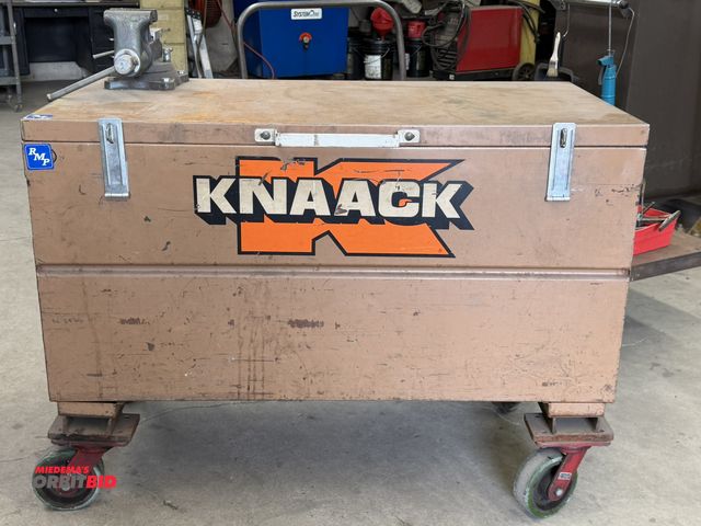 Lot 1-6192 - (1) Knaak 48" width x 24" height x 24" depth Jobox on wheels with a 4" bench vise mounted to top.
