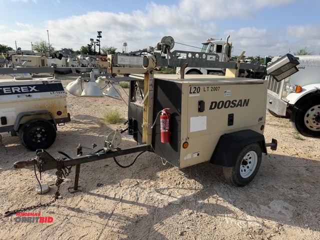 Lot 1-9544 - (1) 2012 Doosan L20 light tower, 4-cylinder diesel engine, 4-light extendable tower with hand crank,...