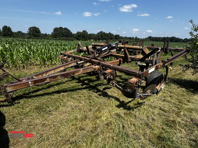 Lot 1-7006 - (1) DMI 11-shank chisel plow with pin style hitch, 12.5L-15SL tires, does include jack.