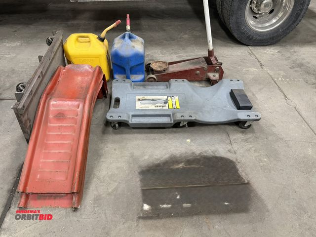 Orbitbid.com - Lot 1-669 - Lot of various automotive items, including ...