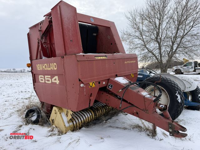 Lot 1-11515 - (1) New Holland 654 round bale hay baler, 6' wide pickup head, S/N 930022, unit is for parts only, w...