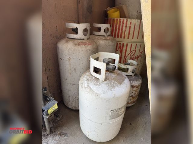 Lot 1-14213 - Lot of 4 propane tanks, includes (1) 20 lb., (1) 30 lb., and (2) 40 lb. tanks.
