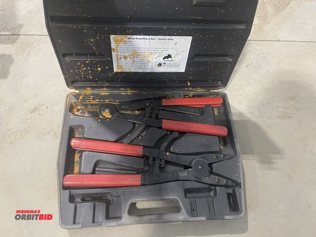 Lot 1-18778 - (1) OTC Stinger Series, heavy duty snap ring plier set, model 4513, 16", spread is 3 1/4".