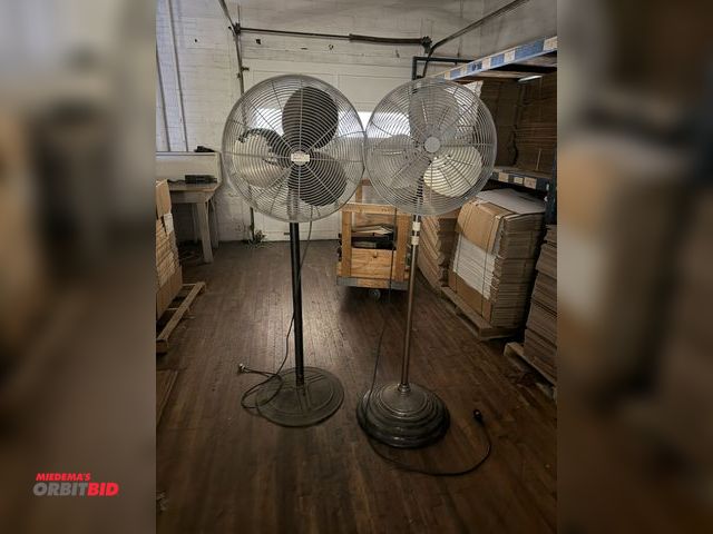 Lot 1-4938 - Lot of (1) 24", and (1) 20" pedestal shop fan.