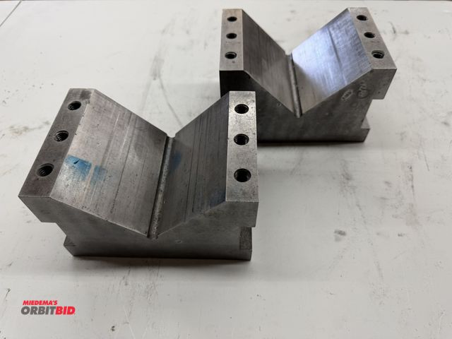 Lot 1-6105 - Lot of (2) 7 1/4" x 4 1/4" x 5" V-blocks.