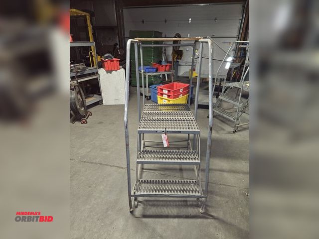 Orbitbid.com - Lot 1-15127 - Lot of (1) 3 Step Ladder Used