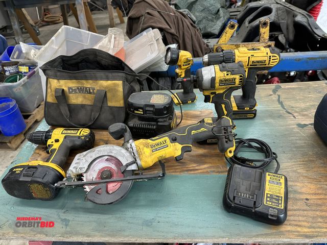 Lot 1-569 - Lot of assorted DeWalt 20V hand tools, includes (1) 4.5" circular saw, (1) light, (1) 1/4" impact, (...