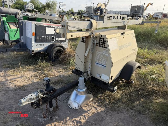Lot 1-9530 - (1) Doosan LSC light tower, 3-cylinder diesel engine, hand crank, extendable tower, mounted on singl...