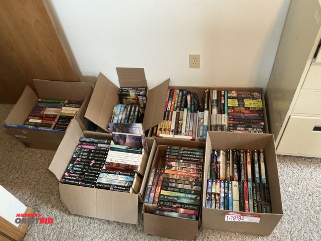 Lot 1-19194 - Large assortment of books, various authors.