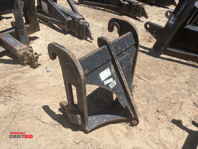Lot 1-18284 - (1) CAT Universal forklift / telehandler truss boom attachment, model 169-6460, 11023 lifting capaci...