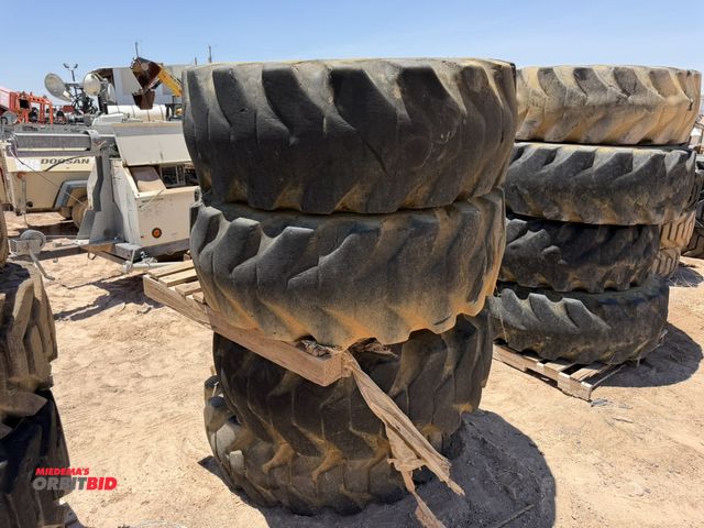 Lot 1-18239 - (4) Firestone 17.5-25 tires on 10-bolt rim, tires are used