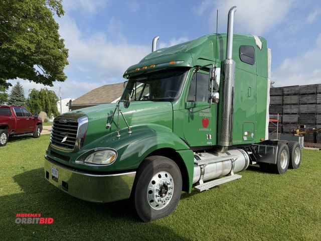 Lot 1-102624 - 2005 Freightliner Columbia Tandem Axle Semi Truck Double bunk, 52,000 lb. GVWR, Detroit Diesel, 10 s...