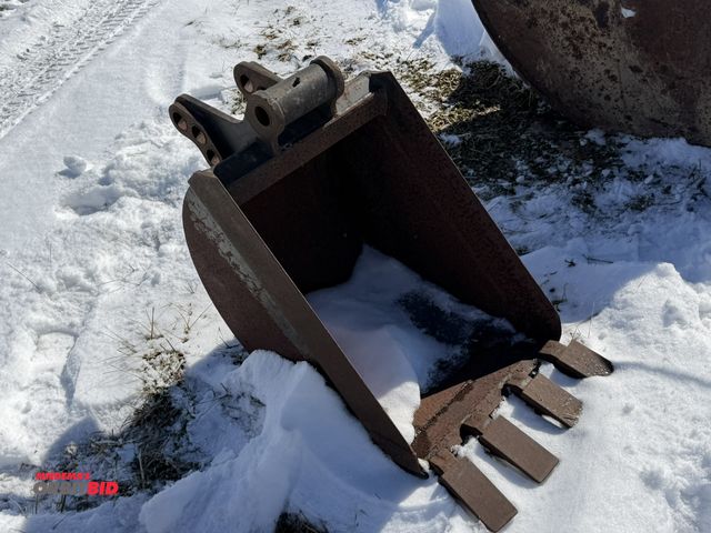 Lot 1-11574 - (1) 4-tine excavator bucket, 16" wide, attachment bracket inside to inside is 5".