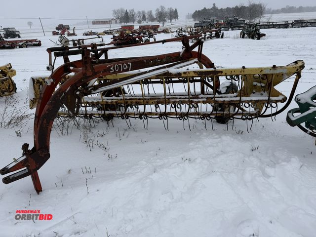 Lot 1-10407 - (1) New Holland 9', 5-bar hay rake, model 258, S/N 424760, some teeth are missing and will need to b...