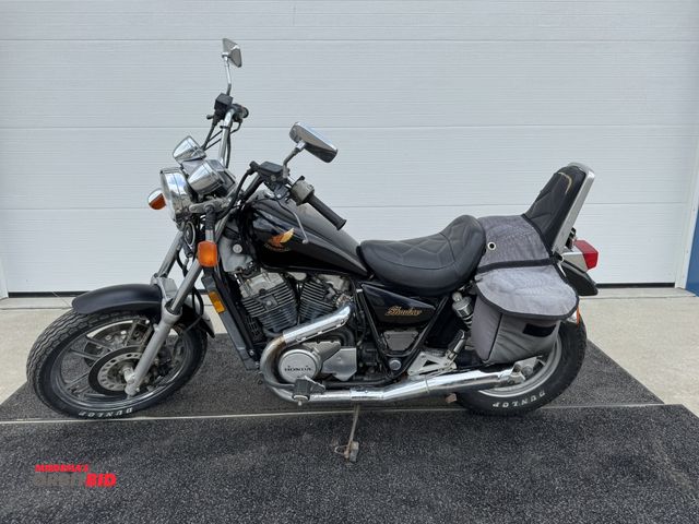 Lot 1-6463 - 1985 Honda Shadow (1) motorcycle, liquid cooled, shaft drive, 4-cylinder, canvas style saddle bags, ...