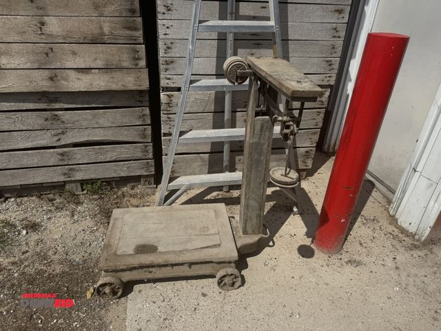Lot 1-7028 - (1) Fairbanks platform scale, 1000 lb. capacity, 18" x 27" platform, in working condition