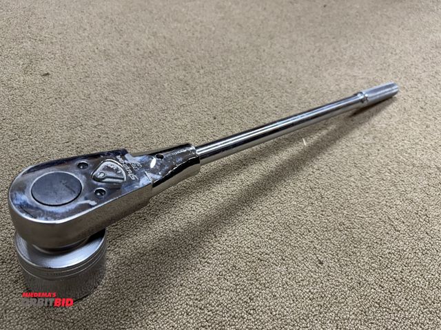 Lot 1-4324 - (1) Snap-On L72T heavy duty 3/4" ratchet with a Snap-On 2" LDH642 socket.