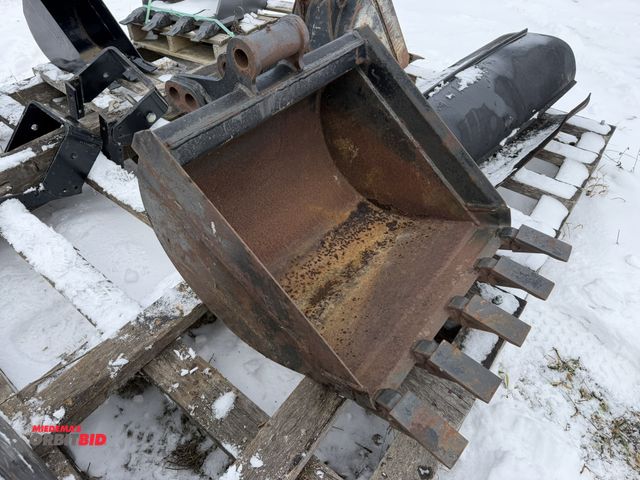 Lot 1-11710 - (1) new old stock 5-tooth excavator bucket, approx. 24" wide, 5 1/4" from inside to inside of attach...