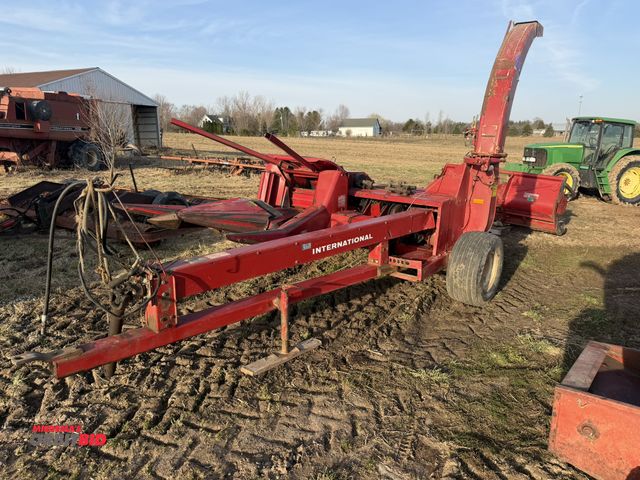Lot 1-19128 - (1) International 830 Chopper, 2-Row Corn Head, includes hay head, S/N 067012C002426 includes monito...