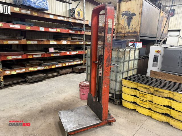 Lot 1-2015 - (1) Lee Engineering Company Presto, model M166, 1000 lb. capacity, chain operated manual lift, with ...