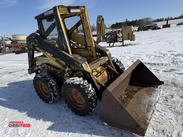 Lot 1-11760 - (1) New Holland L425 skid steer, S/N 494548, 27 x 8.5-15 tires, 4-cylinder gas engine, 54" wide buck...