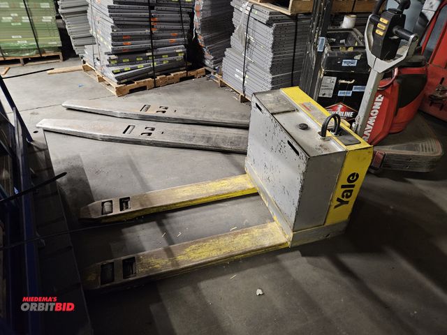 Lot 1-15185 - Lot of ( 1) Yale Mechanical Pallet Jack- Used-  In Working Condition - SN- MPB040ACN24C2748