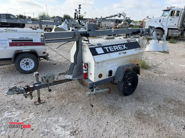 Lot 1-9545 - (1) 2012 Terex RL4 light tower, 3-cylinder diesel engine, 4-light extendable tower with hand crank, ...