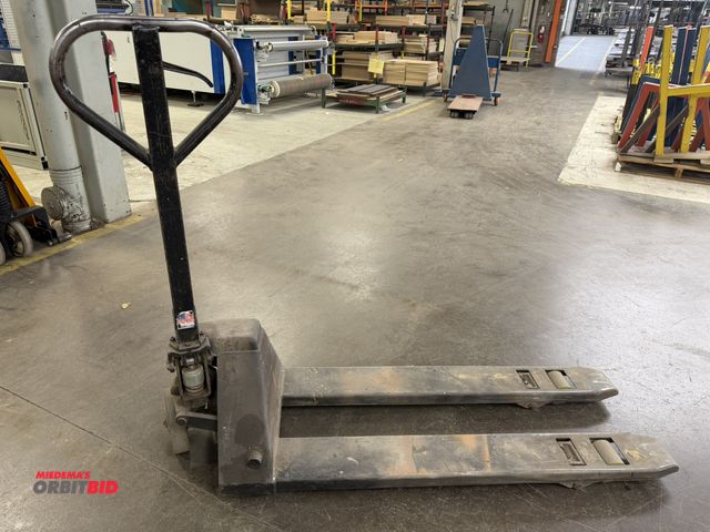 Lot 1-17352 - (1) make and model unknown, approx. 3000 lb. capacity hydraulic pallet jack with 20" wide forks, in ...
