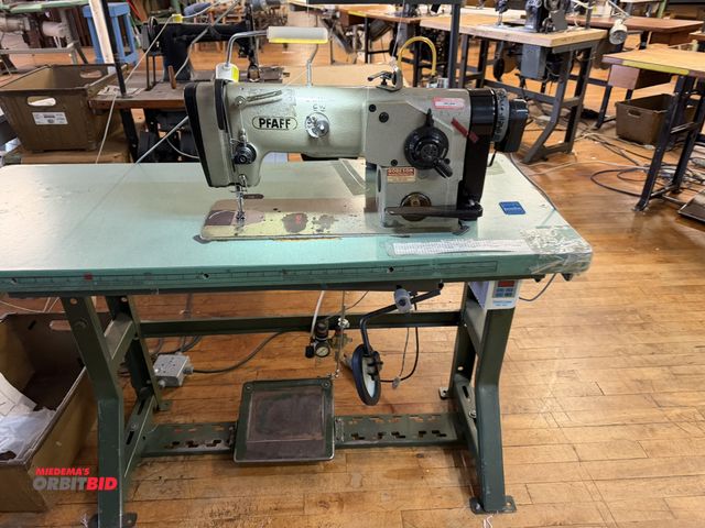 Lot 1-4683 - (1) Robeson PFAFF commercial sewing machine, model 438-6/01, S/N 473813, spool rack, work light, mou...