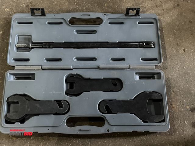 Lot 1-1144 - (1) Linde, item #43300, pneumatic fan clutch wrench kit with case.