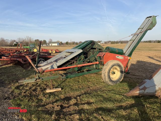 Lot 1-19123 - (1) New Idea 325 2-Row Corn Picker, S/N 282156 with 327 husking bed 12 roll with rebuilt gearbox.