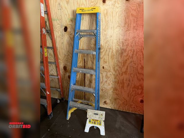 Lot 1-13172 - (1) Werner 6' fiberglass step ladder with 300 lb. capacity rating.