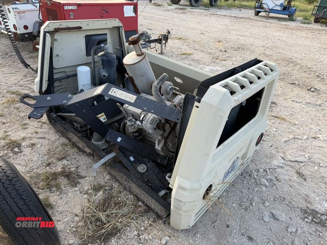Lot 1-9522 - (1) 2012 Doosan P185 air compressor, for parts only, 4-cylinder John Deere diesel engine.  (Unit #AC...