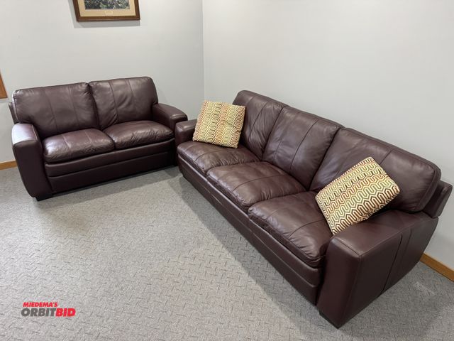 Lot 1-19598 - (1) 7', 3-cushion leather sofa with matching 5', 2-cushion love seat, and (2) decorative pillows.