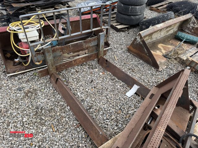 Lot 1-16030 - (1) forklift attachment for a Gehl skid steer, 48" carriage and 48" triangular shaped forks.