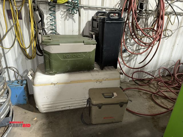 Lot 1-1553 - Lot including (1) Cambro 5 gallon hot/cold drink dispenser, (1) Igloo 125 quart cooler (hinges are b...