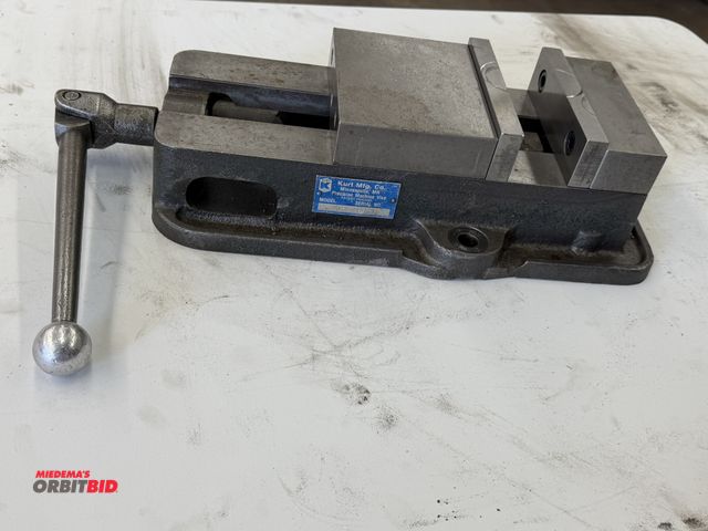 Lot 1-6154 - (1) Kurt 6" machinists vise.
