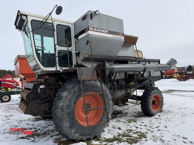 Lot 1-11780 - (1) Allis-Chalmers Gleaner L2 combine, S/N LKS15755HY, 3284 engine hours showing, 2977 separator hou...