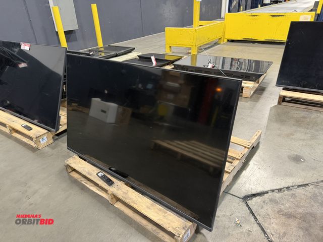 Lot 1-5589 - (1) Insignia 55" TV, model NS55F501NA22, with remote and extendable wall mount, working condition un...