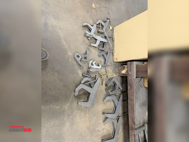 Lot 1-12432 - Lot of approx. (16) various sized Kant-Twist clamps.