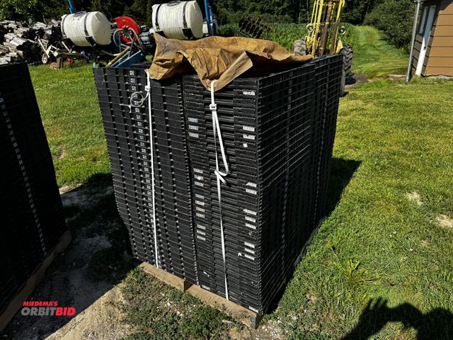 Lot 1-6965 - Lot of (165) collapsible crates, 15.5" long x 23.5" wide x approx. 6" deep.