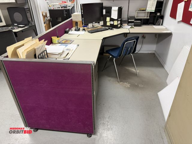 Lot 1-1095 - (1) 3-piece work station, total dimensions as setup 8' width x 28" height x 78" depth, includes (1) ...