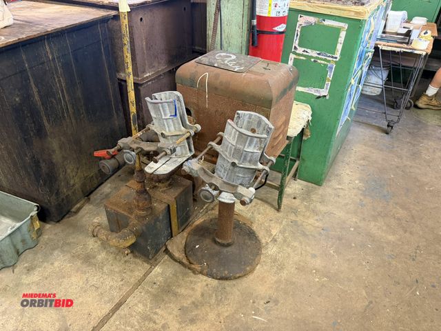 Lot 1-18591 - (1) Miracle, model unknown, 2-can, 120V, single phase paint can shaker.