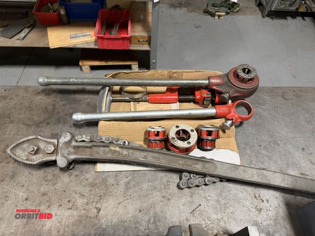 Lot 1-18601 - (1) Rigid hand threading unit with pipe cutter and chain pipe vise.