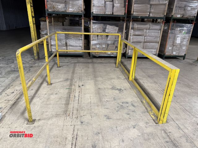Lot 1-17571 - Lot of guard rail, includes (1) L-shaped unit, approx. 8' on one side and 6' on the other x approx. ...