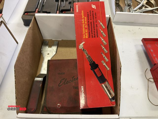 Lot 1-18448 - Lot including (1) Snap-On, model YAKS32A, gas soldering auto ignition multi-kit (25-130 watt) with a...