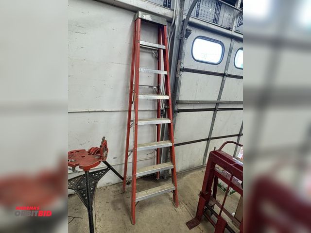 Lot 1-6367 - (1) Louisville 8' fiberglass step ladder, model FS10008.