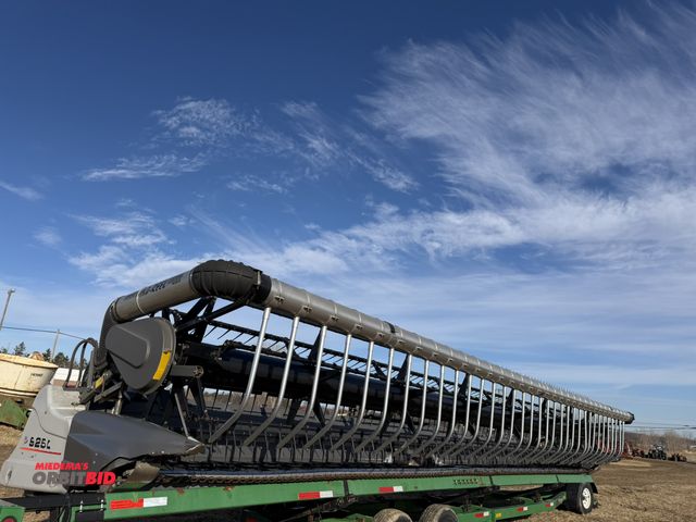 Lot 1-11796 - (1) Gleaner, model 9250, 35' grain head, shaft driven, Advanced model AWS-2000 wind reel, unit has s...