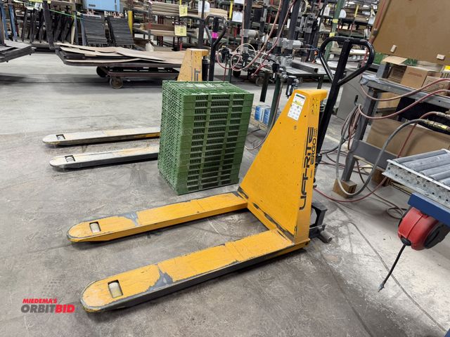 Lot 1-16442 - (1) Lift-Rite, model ERGO3000 Nomic (RG30E), pallet jack, 3000 lb. capacity, max. lift height of 31....