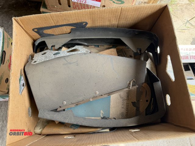 Lot 1-8580 - Lof of vintage car parts.